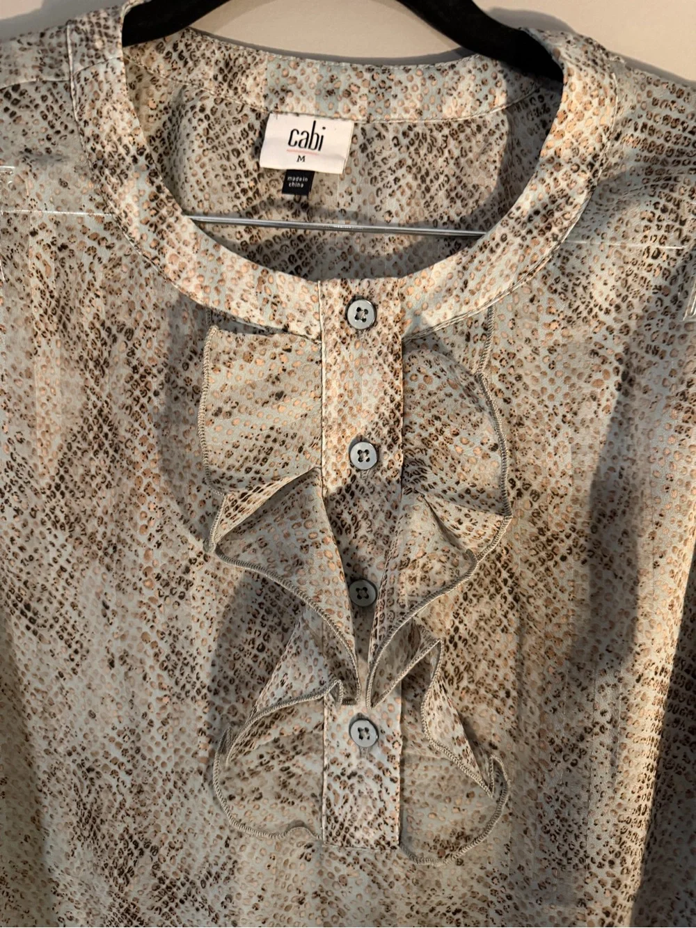 Cabi 2025 Grey Snake-Print Ruffle Front Short Sleeve Women's Blouse. Sz M. - Picture 3 of 6